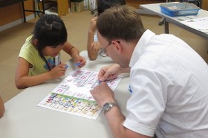 IMG_1621 ジンク先生の発音を子ども達はきちんと聞き取っています。1時間が楽しくあっという間に過ぎてしまいます。\