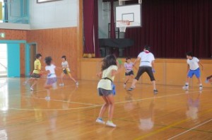 IMG_1647 4・5年生が体育館で「シッポトリ」のゲームをしています。ステージ前にいる背の高い後藤先生も一生懸命です。\