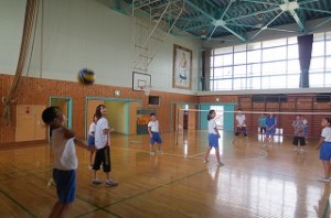 IMG_1649 ⒍年生もバレーボールをしています。毎日いろんなスポーツを楽しんでいますが,バレーボールも上手になりました。サーブも植えからできる子もいます。サーバーの向こうにいるのが鈴木先生です。\