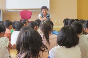 IMG_1654 読み聞かせの後,子ども達の質問に優しく答えて下さいました。話を聞いてもらえて,子ども達も大変満足していました。\