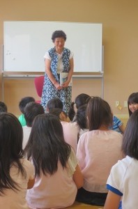 IMG_1655 古賀さんの読み聞かせがありました。「よろしくお願いします。」と1~3年生の子どもたちです。\