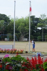 IMG_1665 ⒍年生の日直が国旗を掲揚しています。\