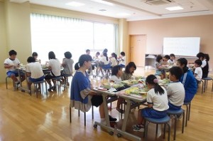 IMG_1669 班ごとに「何年生のまるまるです。何月何日生まれです。」と自己紹介しながら食べていました。\