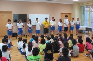 IMG_1677 ⒍年生が,全校の前で自己紹介をしています。日頃ジンク先生と英語活動をした成果が出ています。\