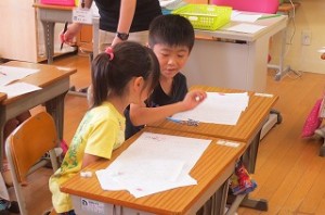 IMG_1681 ペアで学び合いをしています。互いの作文を読み合って感想を話しています。\