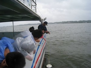 IMG_6822 透明度を検査しています。\