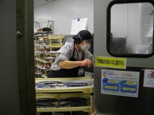 IMGP1184 品物をパックに詰めている様子です。子どもたちはスーパーの仕事を学習してきました。\