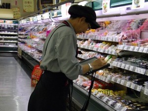 IMGP1188 冷蔵棚の品物をチェックしているところです。\