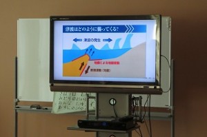 IMG_1740 津波のメカニズムを説明している画像です。子ども達は真剣に見ていました。\