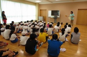 IMG_1745 これから,津波のDVDを見ます。担当の猪股先生のお話です。\