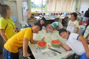 IMG_1843 始業式の後,早速切ってみると,中は真っ赤で甘いにおいが部屋中に漂いました。\