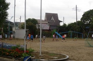 IMG_1855 ふれあいタイム(いつもの昼休みの2倍)で4・5年生がドッチボールで遊んでいます。体育館で2・3年生が遊び,⒍年生はランチルームでリズム体操,1年生は教室でゲームをして遊びました。\