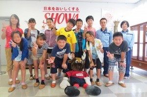 IMG_1905 上写真と同様で,⒍年生の記念写真です。大きな工場を見学させて頂き大変勉強になりました。係の方がとても親切で,やさしくして頂き感激しました。\