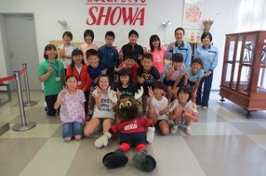 IMG_1908 小見川少年自然の家に行く前に神栖市東深芝の「昭和産業鹿島工場」さんの見学をさせてもらいました。4・5年生の記念写真です。\
