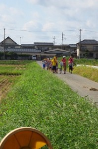 IMG_1910 千葉県立水郷小見川少年自然の家に着いて入所式の後ウォークラリーをしました。5グループで行いましたが,道に迷い3グループが仲良く帰って来ました。写真はその様子です。\