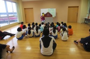 IMG_2001 子どもたちは真剣に見ています。古賀さんにはいつもお世話になっています。ありがとうございます。\