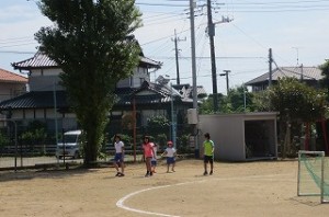 IMG_2020 2校時と3校時の業間,校庭で遊び終わって教室に戻っていきます。\
