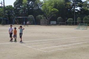 IMG_2021 カメラを右に移動して取りました。バトンゾーンのラインは今朝⒍年生が引きました。上手になりました。\