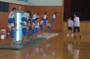 IMG_2022 4・5年生の組み体操の練習です。みんな上手です。\