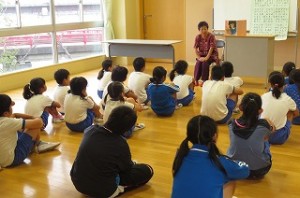 IMG_2122 みんな真剣に聞き入っています。合意形成の出来る争うことをしない大人に育って欲しいです。\