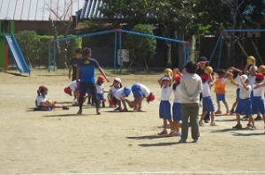 IMG_2151 高学年がランチルームで授業を受け,低学年が今度は外で遊びました。\