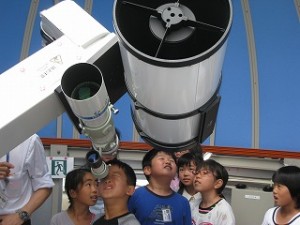 IMG_7201 大きな望遠鏡!みんな驚きました。\