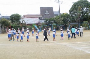 IMG_1881 白組の輪の中に4名の地域の方々が入って下さっています。\