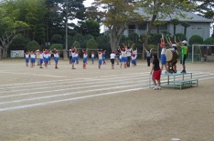 IMG_1882 赤組の輪の中にも4名の地域の方々が入って下さいました。右手前の和太鼓は,鹿嶋市商工会さんから貸して頂きました。\