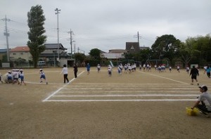 IMG_2173 この写真は,上の写真で紅白の玉が遠ざかり,両端に着くと低学年が転がすという楽しい種目です。\