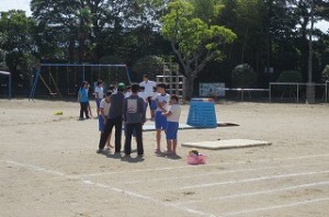 IMG_2183 越川先生と榎本先生が組み体操を手伝っています。\