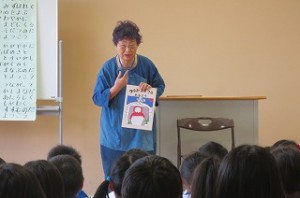 IMG_2209 まず,「津波地蔵」という絵本の紹介をして下さいました。\