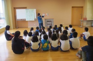 IMG_2213 「めっきら もっきら どおん どん」と言うお話を読んで下さいました。身の回りの大切な人々についてのお話でした。\