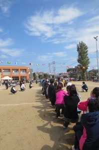 IMG_2243 地区対抗綱引きです。\