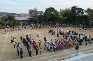 IMG_2277 閉会式を体育館2階から\