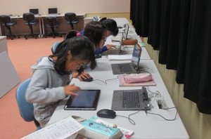 IMG_2284 4年生がインターネットで点字について調べました。\