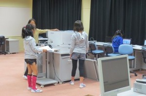 IMG_2285 ⒍年生も,タブレットを教室に持って行き学習し,印刷をしにパソコン室に着たりして主体的に学習していました。\