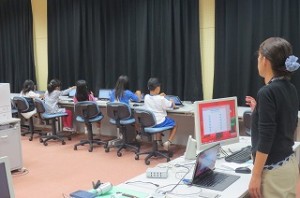 IMG_2292 パソコン室で1年生が山口先生から説明を受けてます。\