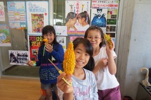 IMG_2294 4年生は,ゴーヤの種の収穫です。\