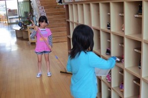 IMG_2301 1年生の昇降口清掃の様子です\