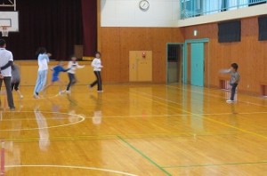 IMG_2314 「ふれあいタイム」。4・5年生は,体育館でドッジボールをしました。楽しそうでした。\