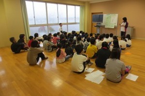 IMG_2316 音楽会(鹿嶋市教育会)の全校練習が始まりました。練習の仕方や方法などの説明がありました。この後発声練習をして,音楽室へ移動してみんなで合唱しました。\