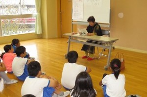 IMG_2318 古賀先生のリズミカルな朗読に子どもたちは引き込まれています。\