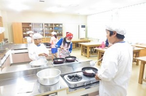 IMG_2319 「ものづくり」クラブ,フレンチトーストを作っています。\