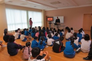 IMG_2357 「なぜイタズラをするのですか?」と1年生から質問がありました。お菓子をあげることが魔除けの意味があるそうで,お菓子をもらえないとイタズラに発展するそうです。イタズラはトイレットペーパーを垣根に巻くとか生卵を玄関にぶつけるというものだそうです。\