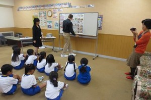 IMG_2361 1年生の英語活動のビデオ収録がありました。ジンク先生は子ども好きで,子どもからも人気があります。\
