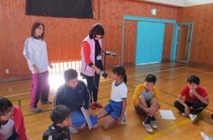IMG_2372 いじめがいけないことをグループの代表が自分の言葉で発表しました。\\\