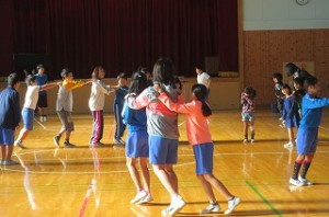 IMG_2377 いじめはいけないことをみんなで確認した後,全校でジェンカを踊り絆を深めることができました。\\\