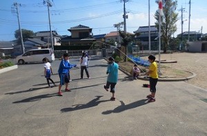 IMG_2385 ⒍年生が今日学級で始めたダブルタッチです。楽しく真剣にやっていました。\