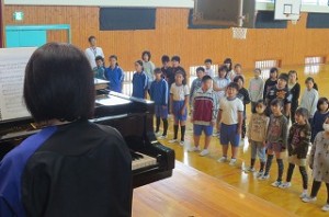 IMG_2405 ピアノに合わせて真剣に歌いました。\\