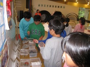 IMG_7243 手前には鐡を作るための原料や材料。奥に製品がありました。子どもたちは実物を見て大変勉強になりました。\
